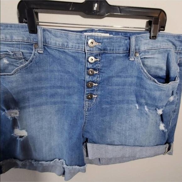 Torrid distressed 5 button rolled hem shorts plus size 20 - Picture 3 of 8